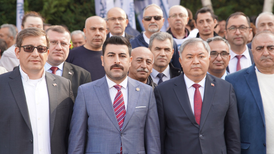 DEVLET MEMURLARI KONFEDERASYONU’NDAN TBMM ÖNÜNDE DİKKAT ÇEKEN BASIN AÇIKLAMASI: “MEMURA EK ZAM ŞARTTIR!”